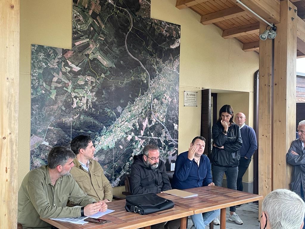 psoearteixo's tweet photo. Moita veciñanza no Centro Social do Foxo na charla informativa sobre o parque eólico de Carboeiro en Loureda escoitando a Leandro del Río da Plataforma Salvemos a comarca de Ordes, @RoberQuijote de @ecoloxistas e os deputados @PabloAranguena e @martinseco 
 #SocialistasArteixo https://t.co/d5s85364T7