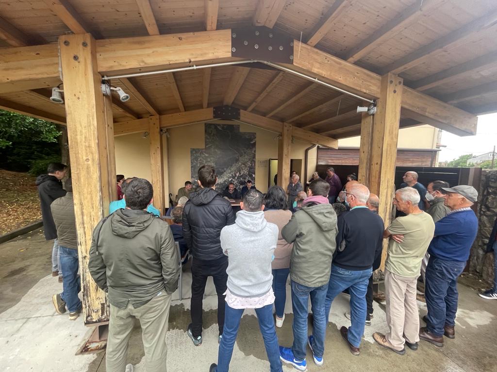 psoearteixo's tweet photo. Moita veciñanza no Centro Social do Foxo na charla informativa sobre o parque eólico de Carboeiro en Loureda escoitando a Leandro del Río da Plataforma Salvemos a comarca de Ordes, @RoberQuijote de @ecoloxistas e os deputados @PabloAranguena e @martinseco 
 #SocialistasArteixo https://t.co/d5s85364T7