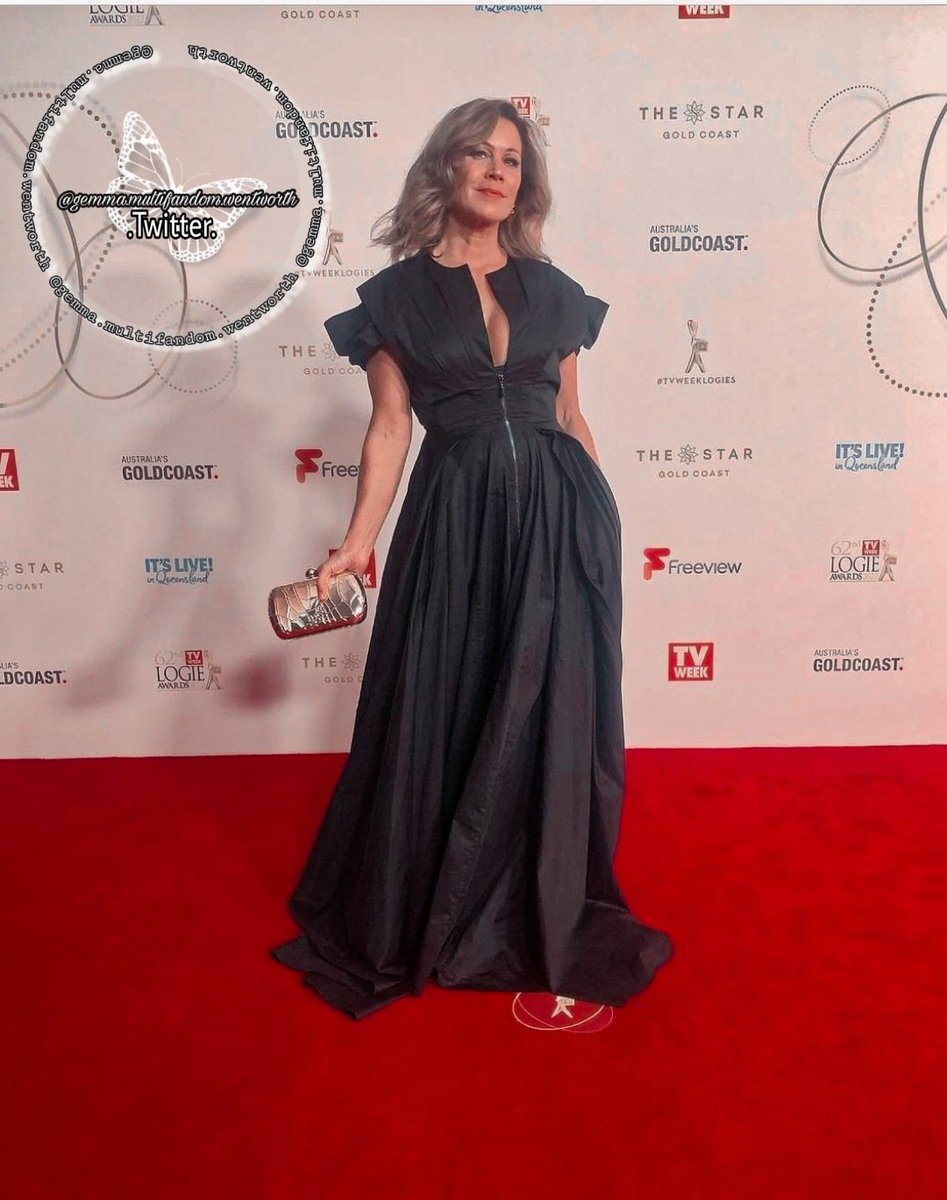 gemmagray009's tweet photo. Jane hall look absolute stunning in this photo #wentworth #janehall #wentworthlogies #logies #Stunning https://t.co/aHdRxtU3D5