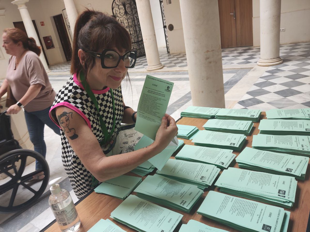 AdelanteCadiz's tweet photo. 💌🗳️ #AdelanteAndalucia19J #EnDefensaPropia 

Militar desde la sonrisa ☺️💚✊ Pocos domingos como este @LorenaGarron @MonteMures @cherra13 @AdelanteAND 

#EleccionesAndaluzas19J
#EleccionesAndalucia2022 
#19J 
#Andalucía https://t.co/4OzX42DhGi