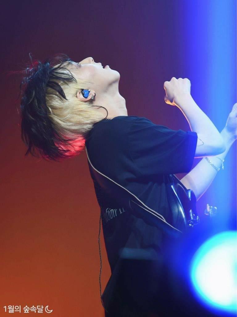 carebearwe's tweet photo. I was restricted 😥 but im back with a picture that i found deep in the pits of my gallery frome onewe's oh new evolution II concert back in February https://t.co/frS4RdT9Jo