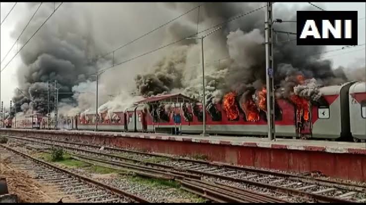 ficaryabhatta's tweet photo. Mass protests erupted across the country over the government’s new model for entry into the armed forces,”‘#Agnipath” (1/3) https://t.co/elFJZEaeGQ