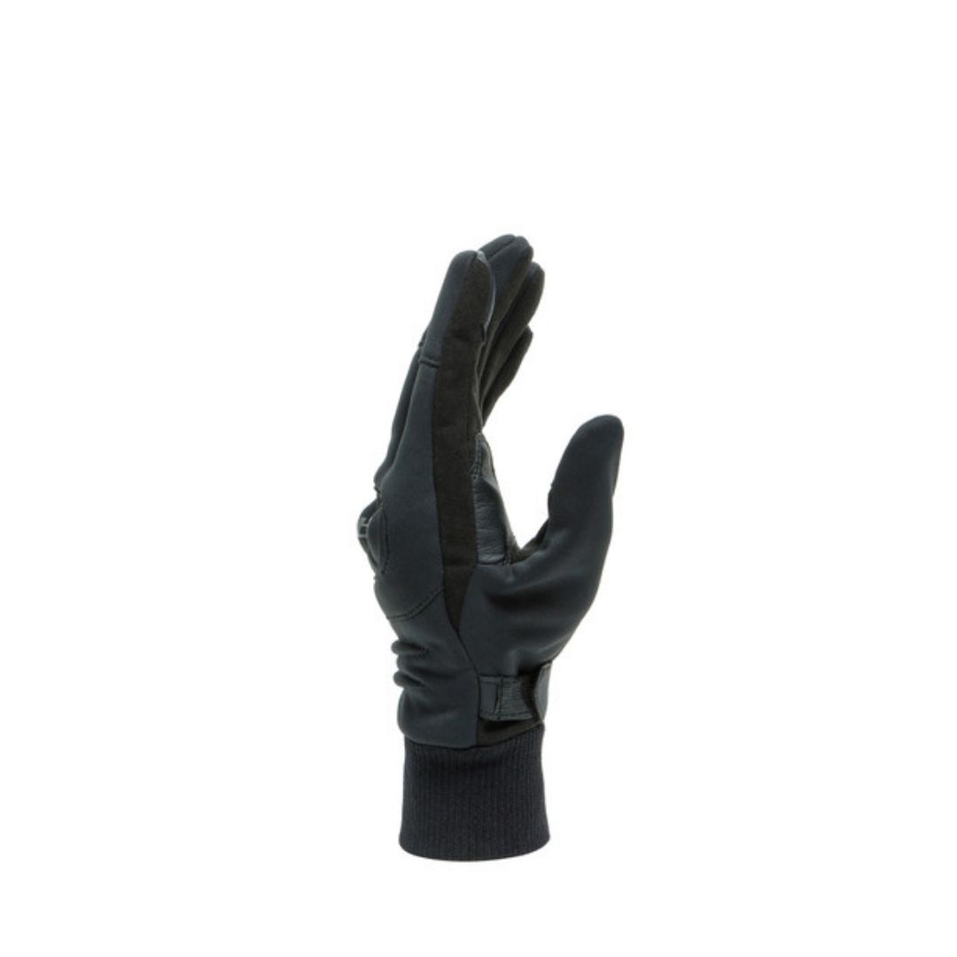 woa_official's tweet photo. DAINESE COIMBRA UNISEX WINDSTOPPER GLOVES
Thanks to its GORE® WINDSTOPPER® structure, this certified glove is breathable, and completely windproof.
Place your order now from #wheelsofarabia, Link in Bio. https://t.co/m3qOzWdwQS