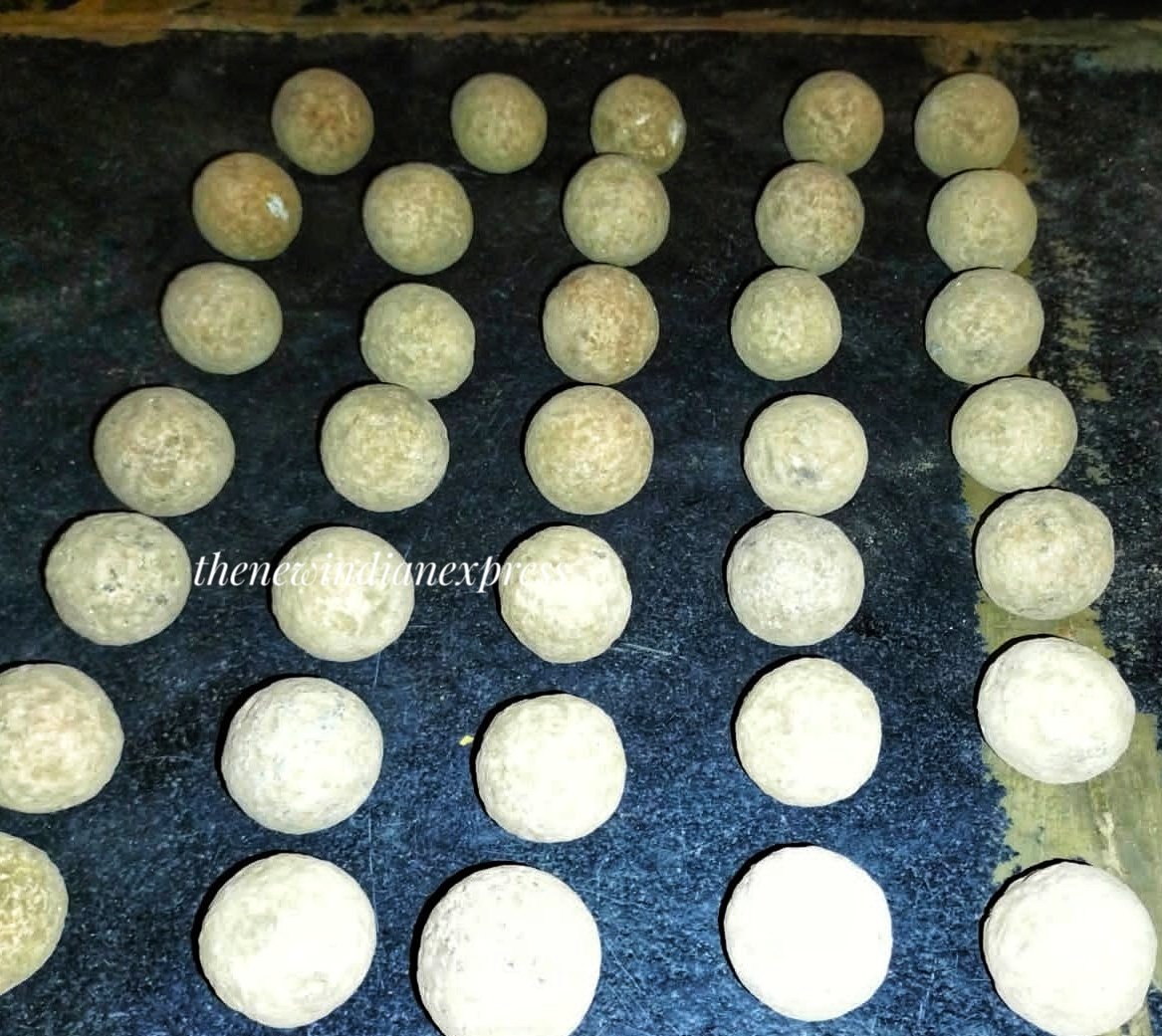 AmitSUpadhye's tweet photo. Cannon balls were found at #Kampli Fort in #Ballari during a restoration work. Samples sent to @ASIGoI #HampiCircle reports @KiranTNIE1 
@NewIndianXpress @XpressBengaluru @KannadaPrabha @NammaKalyana @BellaryNamma @Streets_ballari @Bellarymerijaan @karnatakacom @swamin400 https://t.co/Ox3NYKTZze