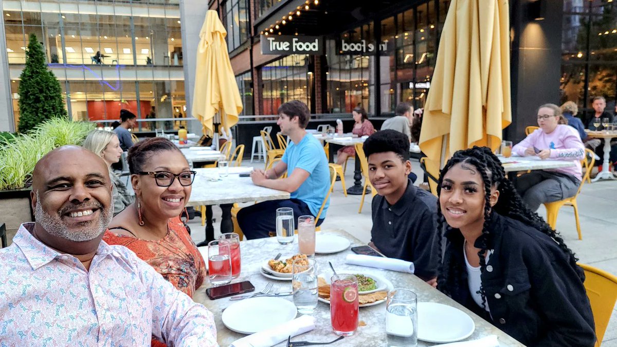 Omegabruh's tweet photo. I truly enjoyed a phenomenal 57th birthday dinner yesterday with my family. True Food Kitchen is one of my favorite restaurants because they have delicious vegan selections from apps to desserts. https://t.co/MsIxXfG2wB