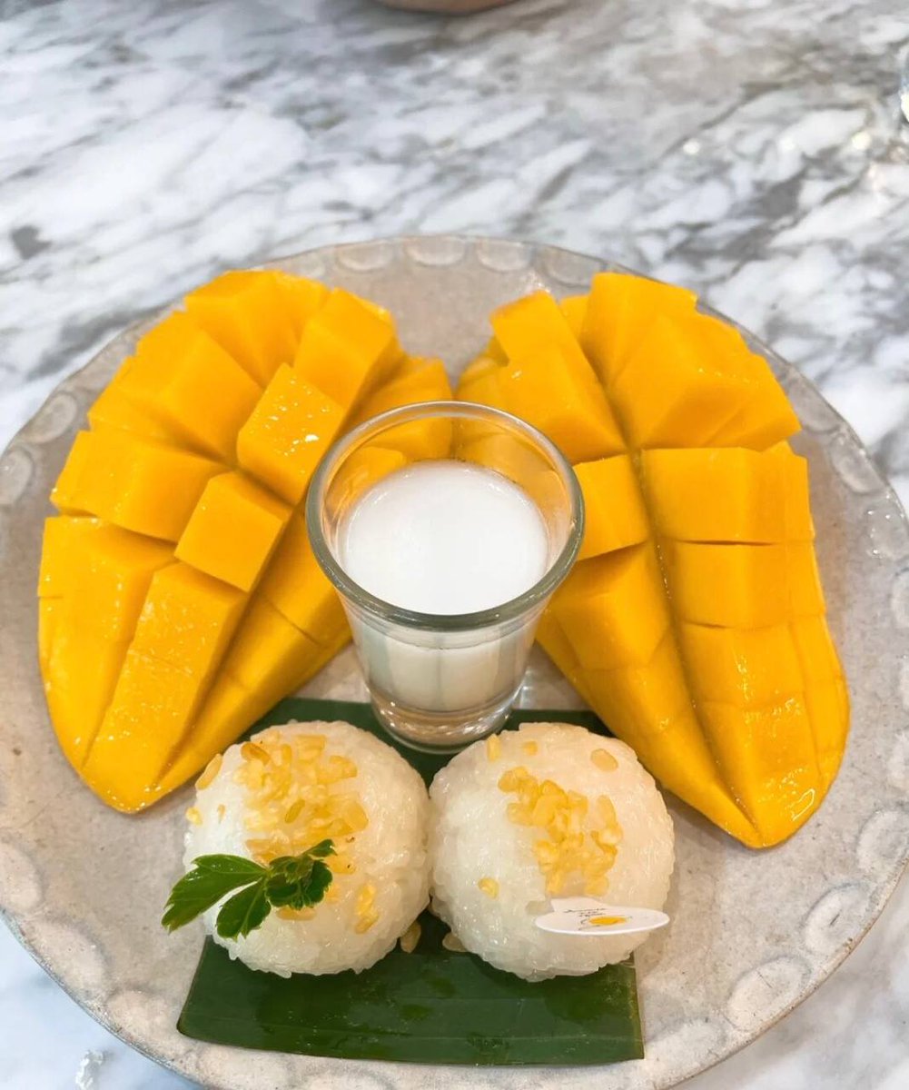 taclements15's tweet image. Mango sticky rice, delicious and beautiful
