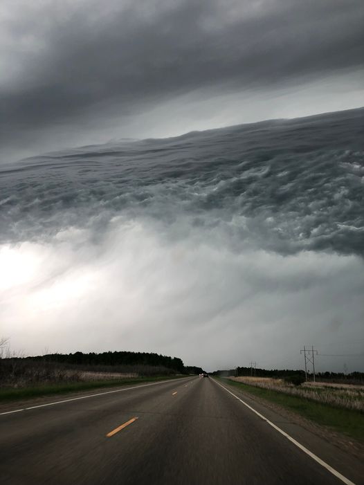 Theresa Lucas was driving in north-central Minnesota toward Bemidji on June 18, 2022 and catpured this impressive cloud formation that looks like an ocean in the sky [source, CBS Minnesota: buff.ly/3xCn65M]