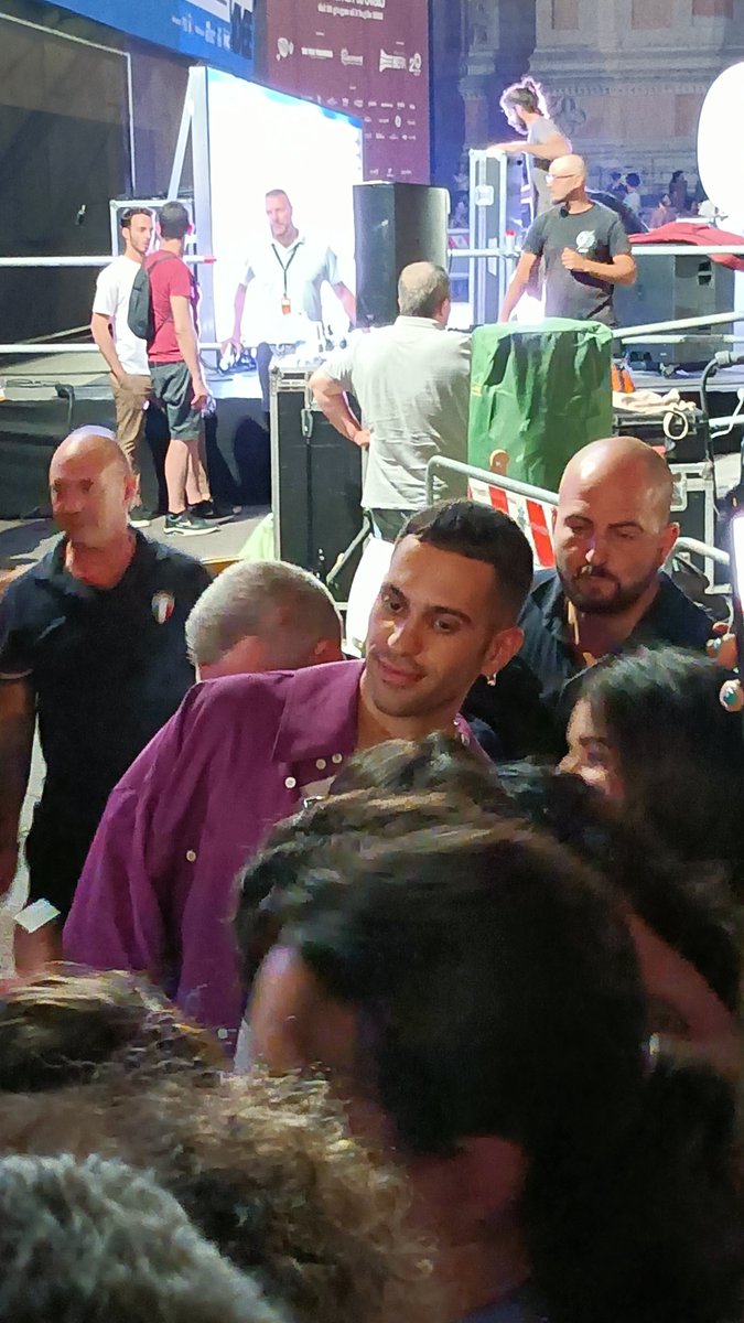 rienneva_plus's tweet image. Forse Lei dovrebbe avere un po&apos; di rispetto per #Mahmood 
#RepIdee2022