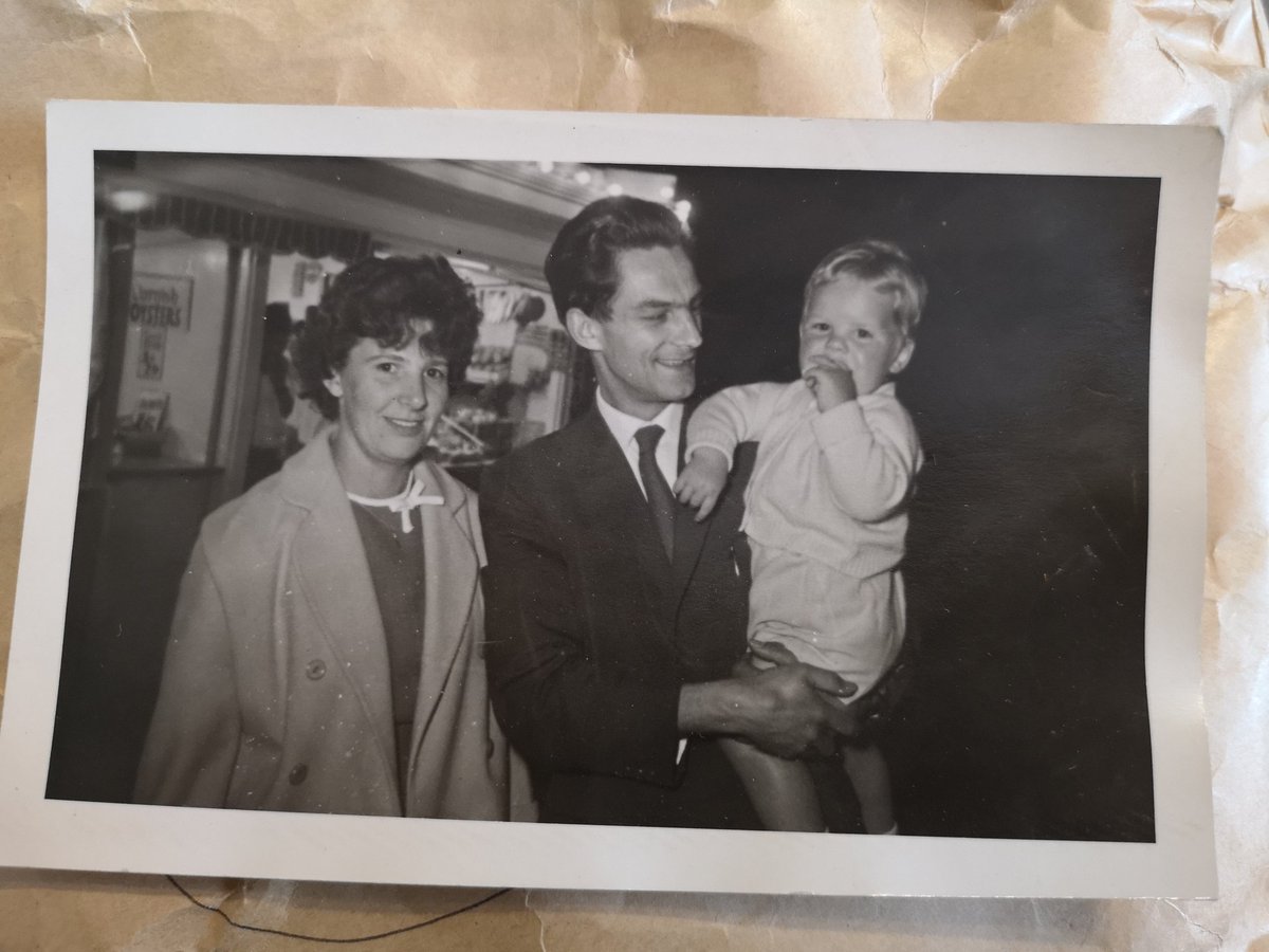 Philjc64's tweet photo. Happy Fathers Day to all those with us and not.

First time for me without dad..miss you man.

#thanksforthemusic
#fathersday https://t.co/ZMFYkpG0HL