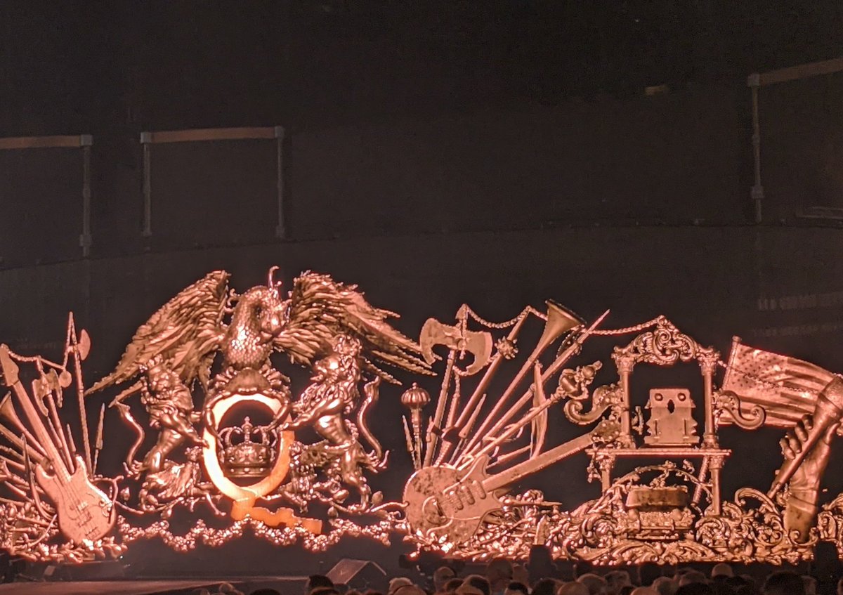 jayneknight29's tweet photo. When a game of 'I spy' gets really interesting while waiting for Queen to come on stage. I spy an OWL stereoscopic viewer sat on a throne!!! #stereoviewer #stereoscopic #Queen @londonstereo https://t.co/I5HkBlYFqv