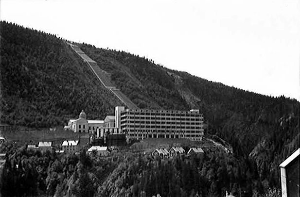 1/5#Norway #PM @jonasgahrstore,In WWII 1943, 10 heroic #Norwegian commandos destroyed #Vemork Hydroelectric Power Plant in Rjukan that was producing heavy water for developing Nazi nuclear capabilities. Norway neutralized Nazi nuclear capabilities. 
