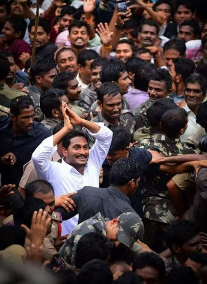 జగన్మోహనుడా! నీ తండ్రి అంతిమయాత్ర రోజు నీ కన్నీరు చూసి జాలి కలిగింది😥

నిన్ను దుర్మార్గంగా జైల్లో పెట్టినప్పుడు గుండె భగ భగ మన్నది🔥

ఎన్ని కష్టాలు వచ్చినా,ఎన్ని దుష్ట శక్తులు అడ్డుపడినా నీ గుండె ధైర్యం చూసి నీకు బానిస అయ్యాము🥰

ఈ జన్మ నీ కోసమే ఈ అభిమానం నీకు మాత్రమే
నాయకుడా ❤️