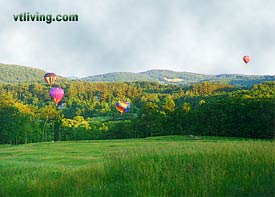 NELivingUS's tweet photo. Happy Father's Day! Balloons away in Quechee, VT - https://t.co/WBRyMWYQFR #QuecheeVermont #QuecheeVT #QuecheeballoonFestival #HotAirballoonrides #HotAirBalloons #CraftFair #VT #Vermont #VTEvents #WoodstockVT #QualityInn #NorwichVT #TaftsvilleVT #Vermontliving #VTLiving https://t.co/W4ifa1m717