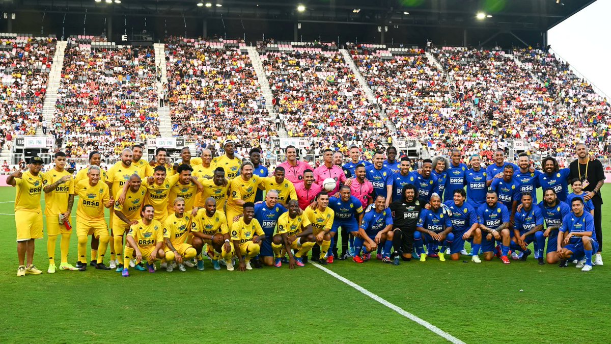 Alphonso Davies took part in a charity match organized by Ronaldinho and Roberto Carlos in Fort Lauderdale - alongside several current players and football legends (Roberto Carlos, Cafu, Militao, Vidal, Rivaldo, Falcao, Nani, Ronaldinho, Dybala, Pogba, Vinicius Jr, etc)