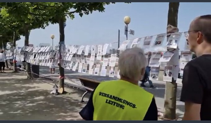 Hofnar9's tweet photo. Gestern #dus1806 hat wohl Peter Ganz in DUS seine Schmutz Ausstellung gezeigt. (Galerie des Grauens)
https://t.co/6JeossjtcQ
Veranstaltungsleiter war Bernd B. (ex Orga der #nocrd ). Ist eh alles eine Suppe.
#coronazis https://t.co/2Ulp2ux2qq
