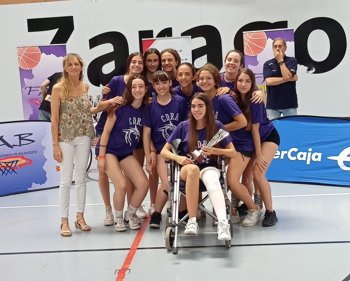 🏆 Nuestro cadete recibe el trofeo de terceras clasificadas en categoría B. ¡Enhorabuena equipo! 
#Temporada5 🐲