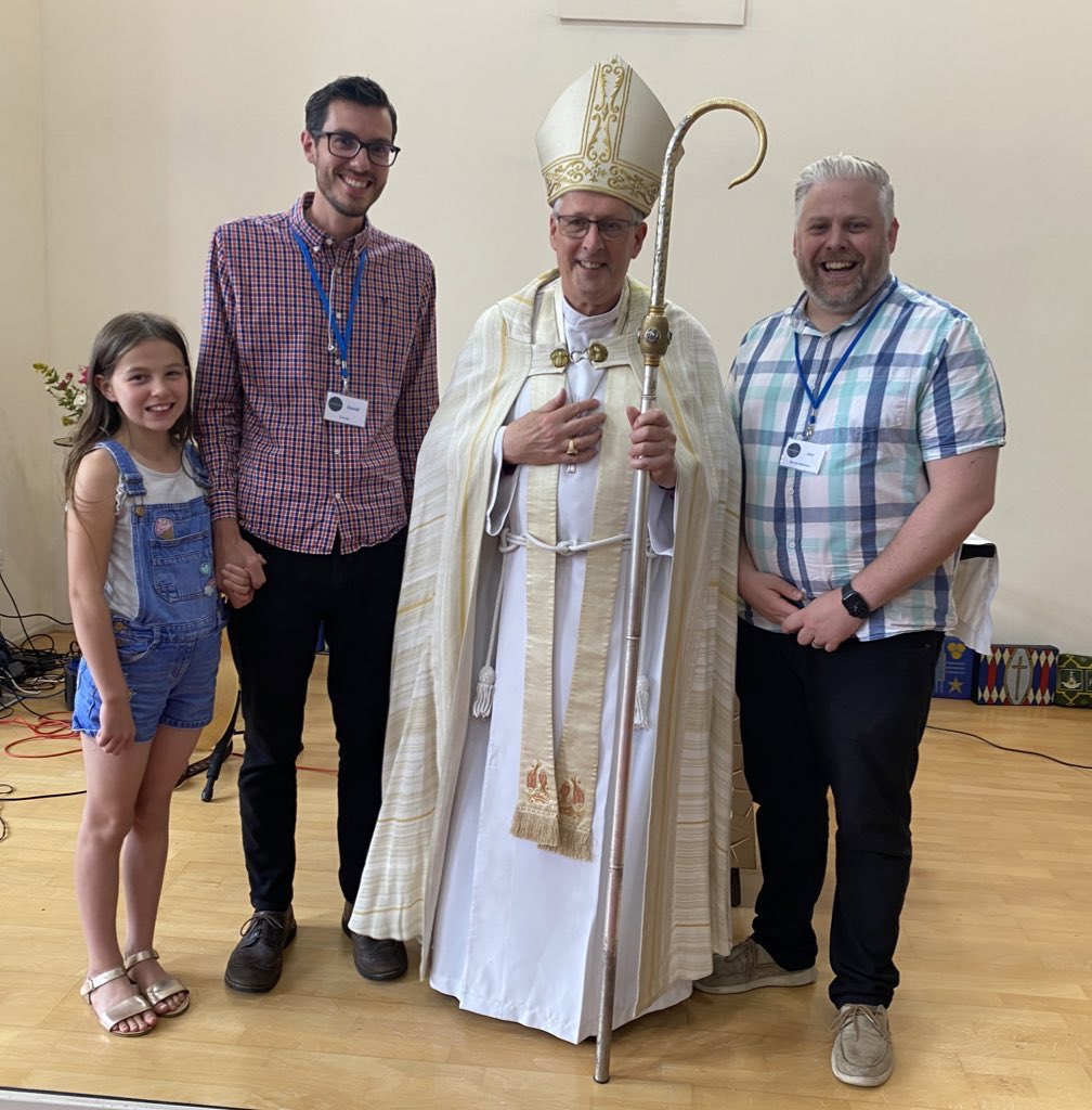 BishopSouthwark's tweet photo. Giving thanks on #FathersDay2022 @SpringfieldWal for many blessings over 30 years asking the Lord to refresh and renew the vision as this the oldest #FreshExpression @SouthwarkCofE goes into the future full of #FaithHopeandLove https://t.co/HhR8RuVU1E