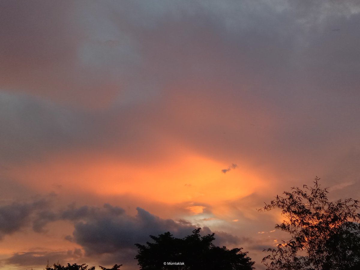 mumlaklak's tweet image. " แท้จริงแล้ว ความเปลี่ยนแปลงนั้นเป็นเรื่องแสนธรรมดา และพร้อมที่จะเกิดขึ้นอยู่ตลอดเวลานั่นเอง "
_____________________________🍂
#มุมเล็กๆ #ข้อคิดดีๆ #ชีวิตคิดบวก 
#ชีวิตสอนให้รู้ว่า #คําคม #คําคมชีวิต 
#แคปชั่น #แคปชั่นโดนๆ #ท้องฟ้า 
#ท้องฟ้ากับความรู้สึก #พระอาทิตย์ตกดิน #sky