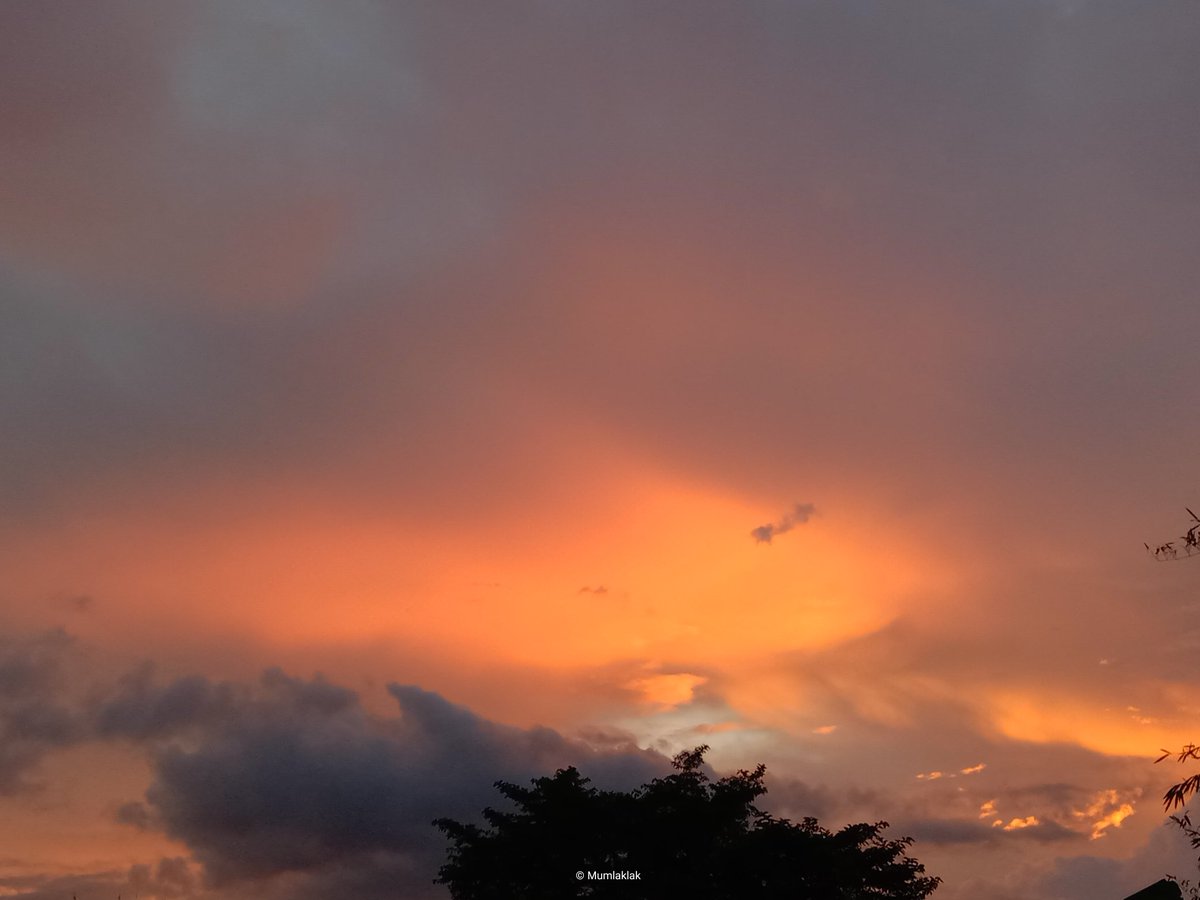 mumlaklak's tweet image. " แท้จริงแล้ว ความเปลี่ยนแปลงนั้นเป็นเรื่องแสนธรรมดา และพร้อมที่จะเกิดขึ้นอยู่ตลอดเวลานั่นเอง "
_____________________________🍂
#มุมเล็กๆ #ข้อคิดดีๆ #ชีวิตคิดบวก 
#ชีวิตสอนให้รู้ว่า #คําคม #คําคมชีวิต 
#แคปชั่น #แคปชั่นโดนๆ #ท้องฟ้า 
#ท้องฟ้ากับความรู้สึก #พระอาทิตย์ตกดิน #sky