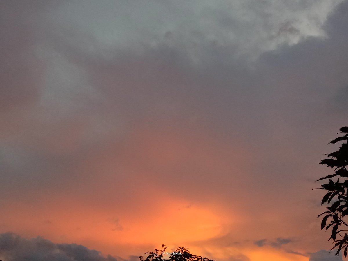 mumlaklak's tweet image. " แท้จริงแล้ว ความเปลี่ยนแปลงนั้นเป็นเรื่องแสนธรรมดา และพร้อมที่จะเกิดขึ้นอยู่ตลอดเวลานั่นเอง "
_____________________________🍂
#มุมเล็กๆ #ข้อคิดดีๆ #ชีวิตคิดบวก 
#ชีวิตสอนให้รู้ว่า #คําคม #คําคมชีวิต 
#แคปชั่น #แคปชั่นโดนๆ #ท้องฟ้า 
#ท้องฟ้ากับความรู้สึก #พระอาทิตย์ตกดิน #sky