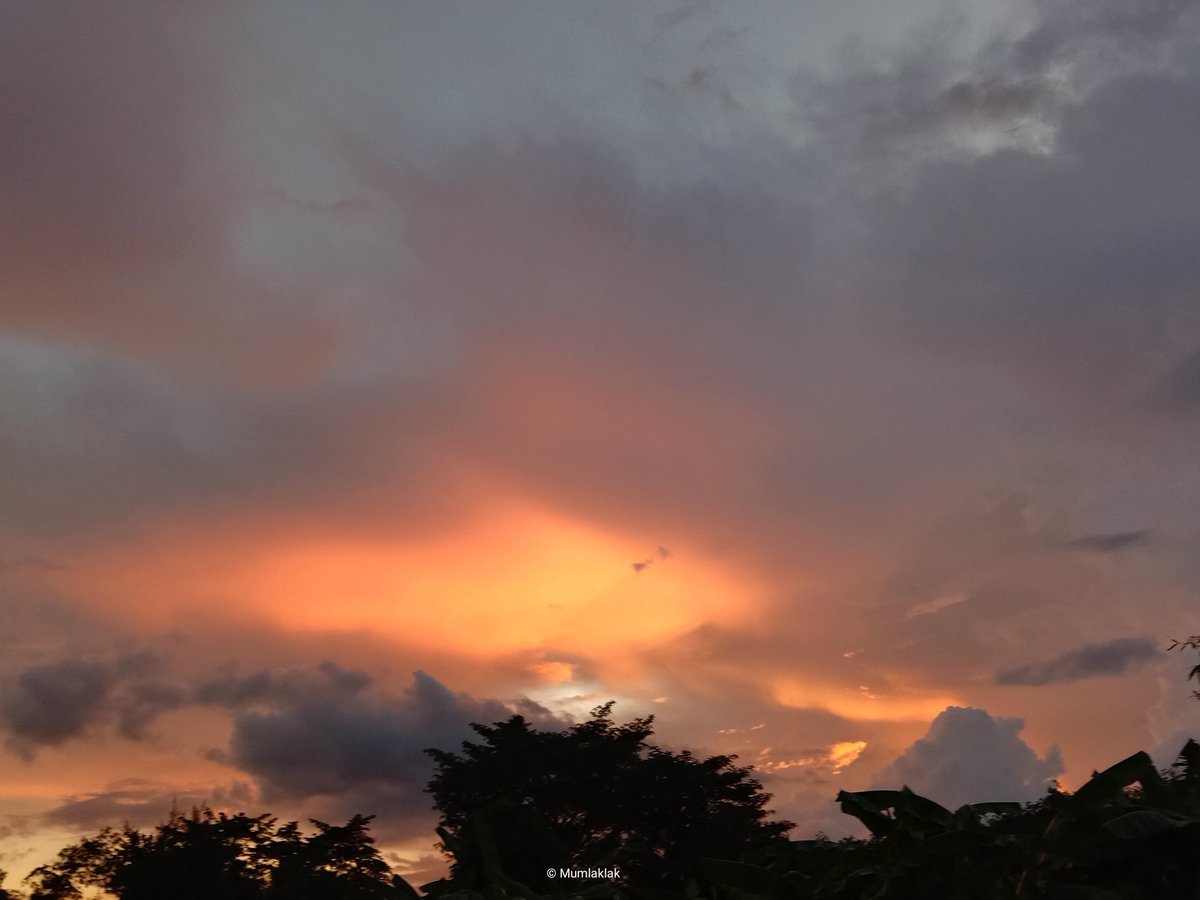 mumlaklak's tweet image. " แท้จริงแล้ว ความเปลี่ยนแปลงนั้นเป็นเรื่องแสนธรรมดา และพร้อมที่จะเกิดขึ้นอยู่ตลอดเวลานั่นเอง "
_____________________________🍂
#มุมเล็กๆ #ข้อคิดดีๆ #ชีวิตคิดบวก 
#ชีวิตสอนให้รู้ว่า #คําคม #คําคมชีวิต 
#แคปชั่น #แคปชั่นโดนๆ #ท้องฟ้า 
#ท้องฟ้ากับความรู้สึก #พระอาทิตย์ตกดิน #sky