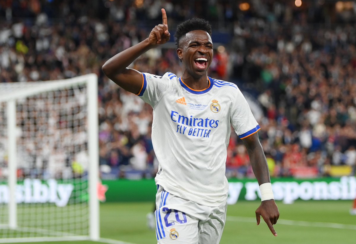 FabrizioRomano's tweet photo. Real Madrid have all set to announce Vinícius Júnior contract extension until June 2026 - it will happen in July, as things stand. The agreement is done &amp; sealed, but will be signed in the coming weeks and then it will be announced. ⚪️🔒 #RealMadrid 

Release clause: €1B. https://t.co/qjVZXiKS5w