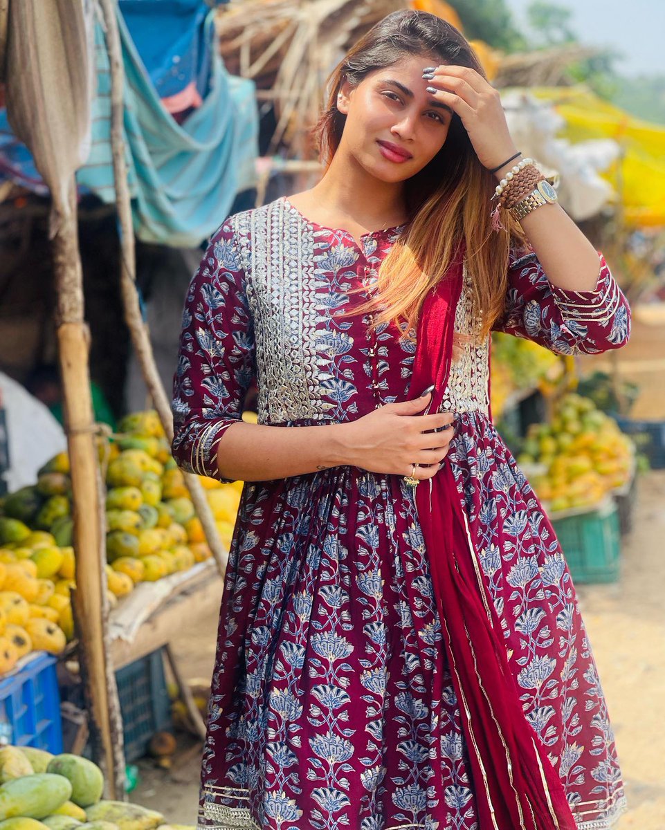 repeeatuu's tweet photo. Cute @iamshivani_n ❤️

#shivani #shivaninarayanan #TamilCinema #Tirupati #FathersDay https://t.co/YRF8wmQ7jh
