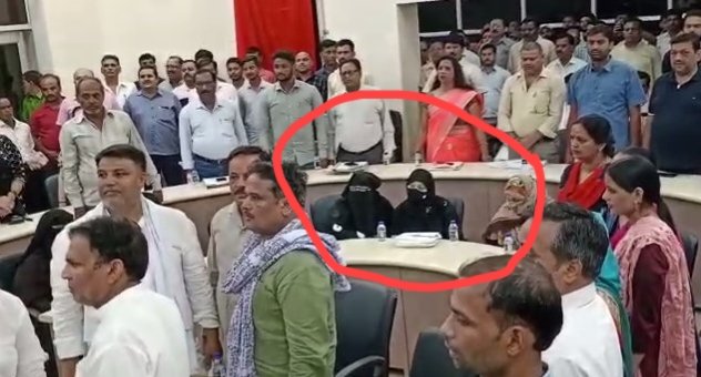 TheShubhamtv's tweet photo. जब 'राष्ट्रगान' चल रहा था तो उस दौरान ये ख़्वातीने खड़ी नहीं हुईं....फिर कहते हैं "सभी का ख़ून शामिल है यहाँ की मिट्टी" में
 
खाओ यहाँ का और गाओ कहीं का
#थू https://t.co/4exljcjbX0