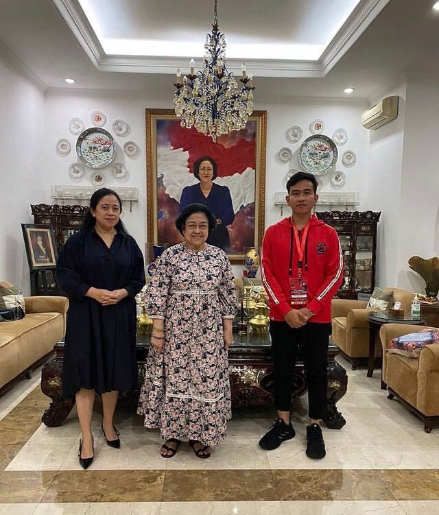 NayDonuts's tweet photo. Apakah foto pertemuan ini menggambarkan bhw
.
.
GIBRAN MEMANG DIPERSIAPKAN OLEH TEUKU UMAR SBG VOTE GETTER UTAMA DI JATENG MENGGANTIKAN GP ?
.
.
Tapi sah2 aja sih, secara kinerja Gibran bagus di mata publik Solo, jg utk publik Jateng.
Semoga prediksi Saya kali ini benar.
.
....😉 https://t.co/Q1uZ579XGD