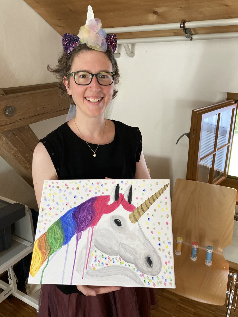 Naketh's tweet photo. Ich hatte einen super #Polterabend mit #Artnight gestern 🥳 Meine Mädels und ich haben gemeinsam unter Anleitung ein #Einhorn gemalt. Dazu gabs Einhorn Häppchen. Ich hab für alle Haarreife gebastelt und so sind wir seifenblasend durch die Stadt „geblöötert“ zum Essen und #Karaoke https://t.co/At6cLybtUi
