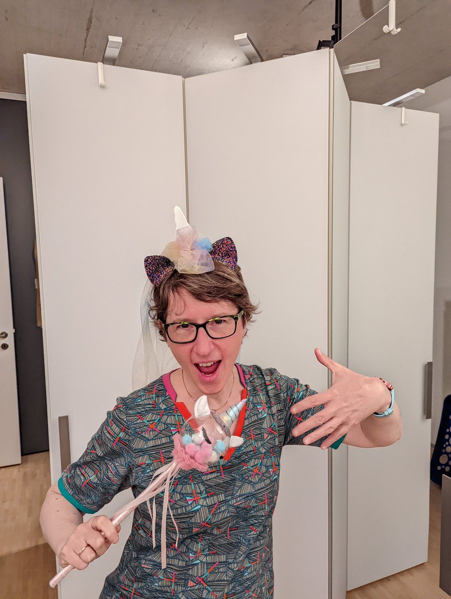Naketh's tweet photo. Ich hatte einen super #Polterabend mit #Artnight gestern 🥳 Meine Mädels und ich haben gemeinsam unter Anleitung ein #Einhorn gemalt. Dazu gabs Einhorn Häppchen. Ich hab für alle Haarreife gebastelt und so sind wir seifenblasend durch die Stadt „geblöötert“ zum Essen und #Karaoke https://t.co/At6cLybtUi