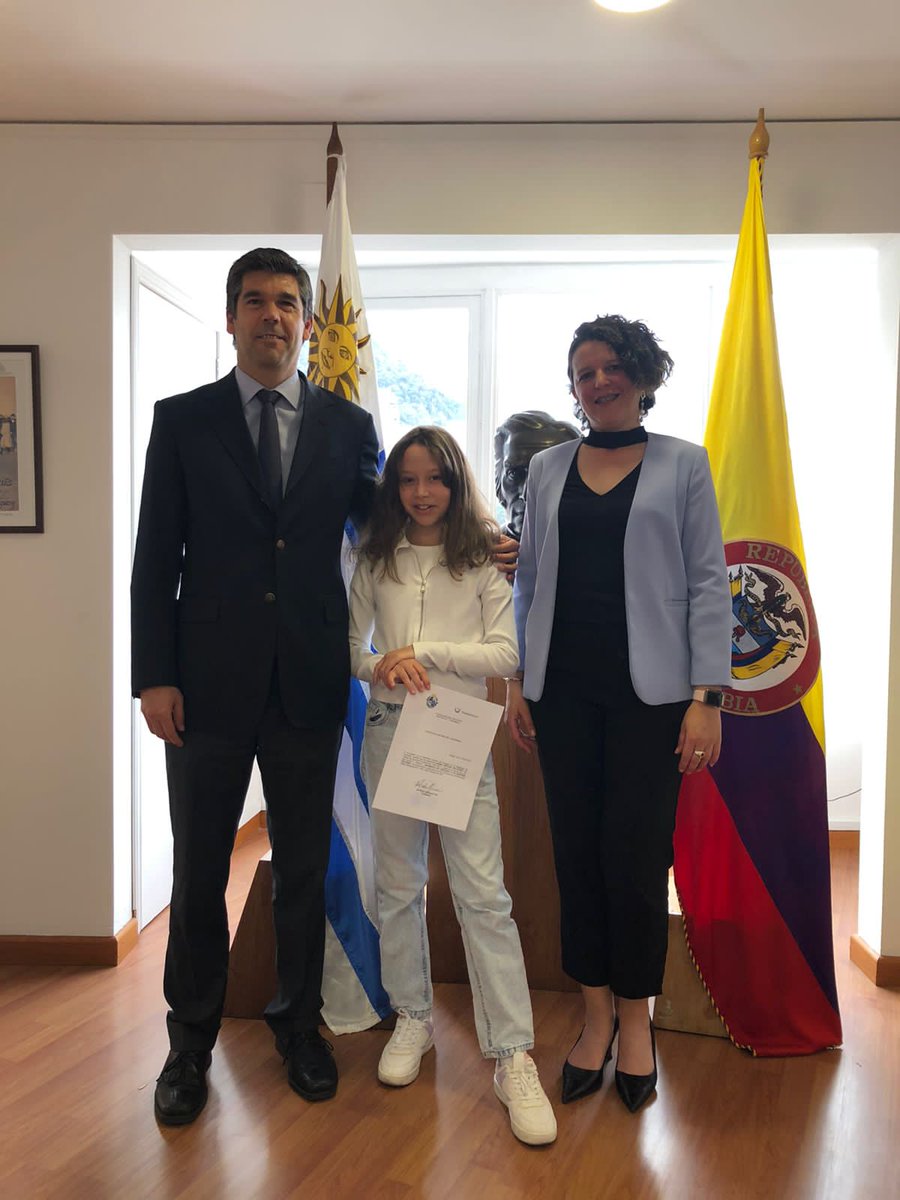 Una gran alegría y emoción el haberle tomado el Juramento a la Bandera a Agustín y Luisina, hijo/a de colegas y amigos, a quienes vi crecer junto a mis hijas. FELICITACIONES!