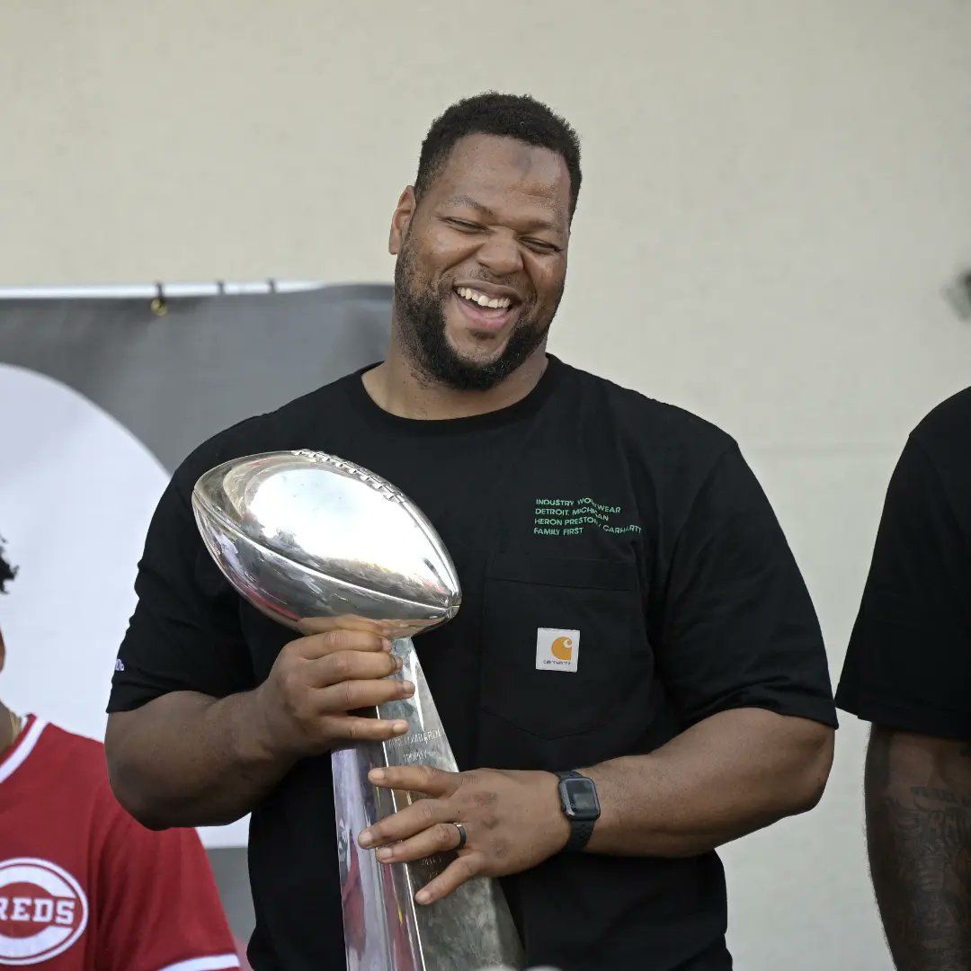 NFLAfrica's tweet photo. Every season 32 teams compete for the Vince Lombardi trophy.
View the trophy & meet reigning champ @OgboOkoronkwo π³π¬ @ NFL AFRICA: THE TOUCHDOWN in Accra π¬π in one week.
Come be a part of history!
#NFLAfricaTouchdown #NFLFanZone #SuperBowl #Lombardi π #Ghana #AkwaabaNFL https://t.co/Bpt4Wy8SwY