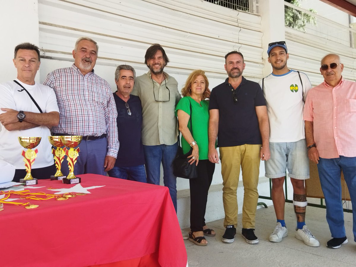 ppopular_usera's tweet photo. 🔵 Apoyando los torneos ⚽ de los clubes de Usera. @ADOrcasitas enhorabuena por vuestros éxitos deportivos y vuestro trabajo. 💙🇪🇦
@loretosord
@BorjaFanjul
#useraen+ https://t.co/eDG5S1TZQO