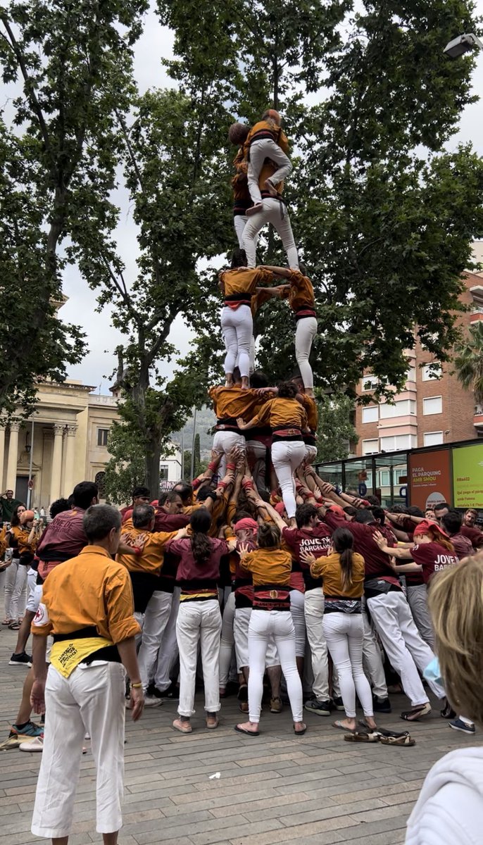 MontseCantinMas's tweet photo. Els castellers  de Sarrià, la colla Jove de Barcelona i els Sagals d’Osona tanquen la Festa Major de Sant Gervasi amb una jornada castellera a plaça de la Bonanova de gom a gom!
Enhorabona! @CdSarria @SagalsdOsona @FMSantGervasi 👏👏👏
@jmartigalbis @JuntsxCatBCN @JuntsXCatSSTG https://t.co/Sgtv3xekqR