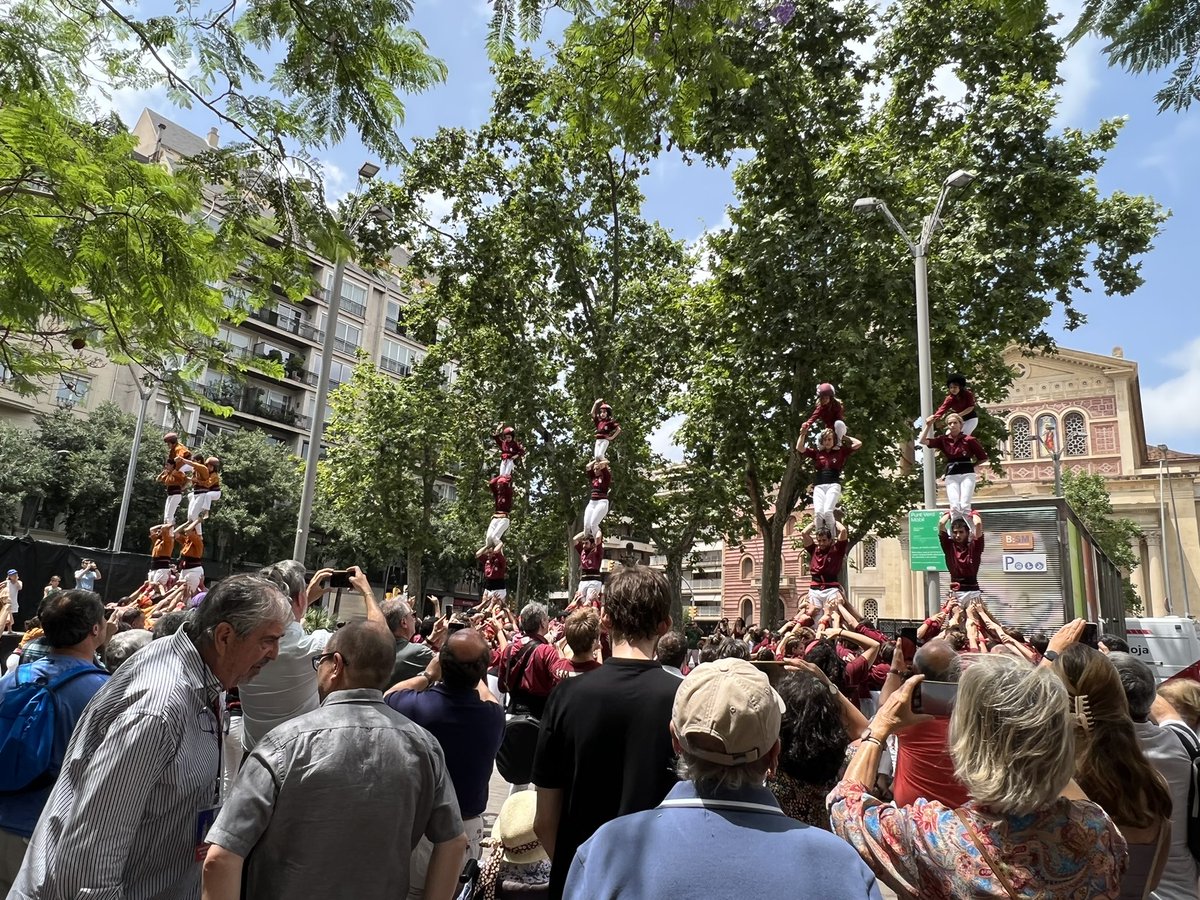 MontseCantinMas's tweet photo. Els castellers  de Sarrià, la colla Jove de Barcelona i els Sagals d’Osona tanquen la Festa Major de Sant Gervasi amb una jornada castellera a plaça de la Bonanova de gom a gom!
Enhorabona! @CdSarria @SagalsdOsona @FMSantGervasi 👏👏👏
@jmartigalbis @JuntsxCatBCN @JuntsXCatSSTG https://t.co/Sgtv3xekqR