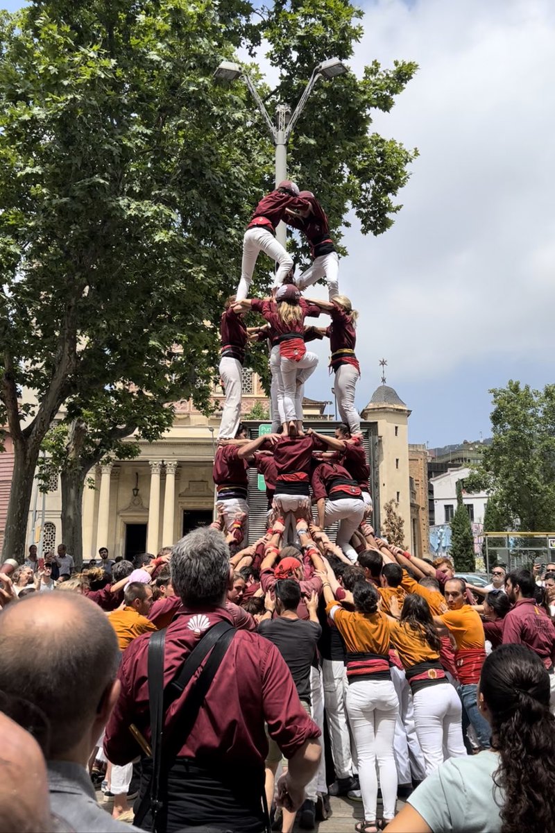 MontseCantinMas's tweet photo. Els castellers  de Sarrià, la colla Jove de Barcelona i els Sagals d’Osona tanquen la Festa Major de Sant Gervasi amb una jornada castellera a plaça de la Bonanova de gom a gom!
Enhorabona! @CdSarria @SagalsdOsona @FMSantGervasi 👏👏👏
@jmartigalbis @JuntsxCatBCN @JuntsXCatSSTG https://t.co/Sgtv3xekqR