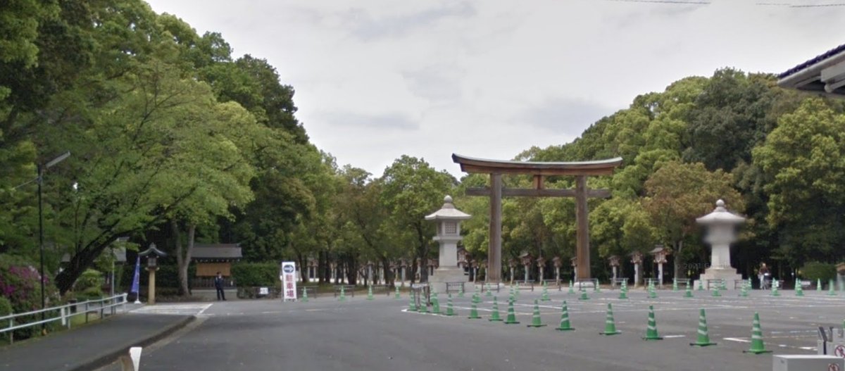 piroken1980's tweet photo. 古い写真の場所は「橿原神宮の第一鳥居」でほぼ確定しました。
鳥居の素材は木製・石製と異なるのが懸念ではありますが、背景の畝傍山の位置、鳥居の笠木の断面の形、左端の屋根付きの建物？っぽいのも現存しているところから判断。

情報の拡散や提供のご協力、ありがとうございました。 https://t.co/JNrlFJmrDz