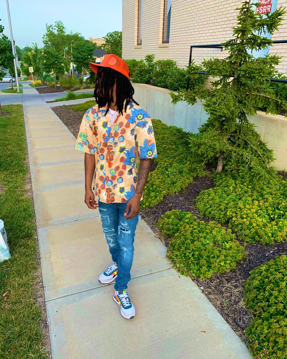 BooRose3's tweet photo. My big bro a Crip he mad as hell he gotta sip da Red 🍼🍊.. #LLWill #LLTre https://t.co/veG5bPPwki