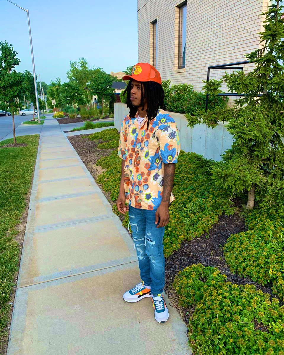 BooRose3's tweet photo. My big bro a Crip he mad as hell he gotta sip da Red 🍼🍊.. #LLWill #LLTre https://t.co/veG5bPPwki