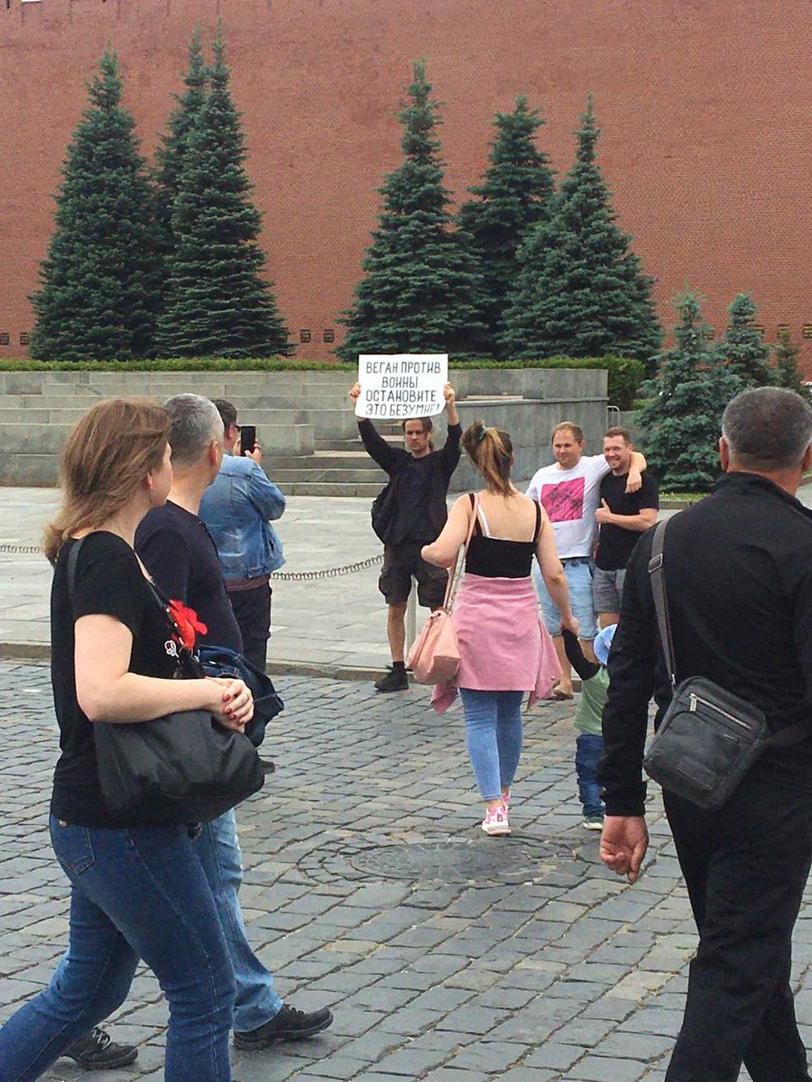 OvdInfo's tweet photo. На Красной площади задержали Владимира Чувилова. Он проводил одиночный пикет с плакатом «Веган против войны. Остановите это безумие».

Его доставили в ОП «Китай-город» https://t.co/nrgWXk7mSs

Фото предоставлено очевидцем https://t.co/ESetBiVgtf