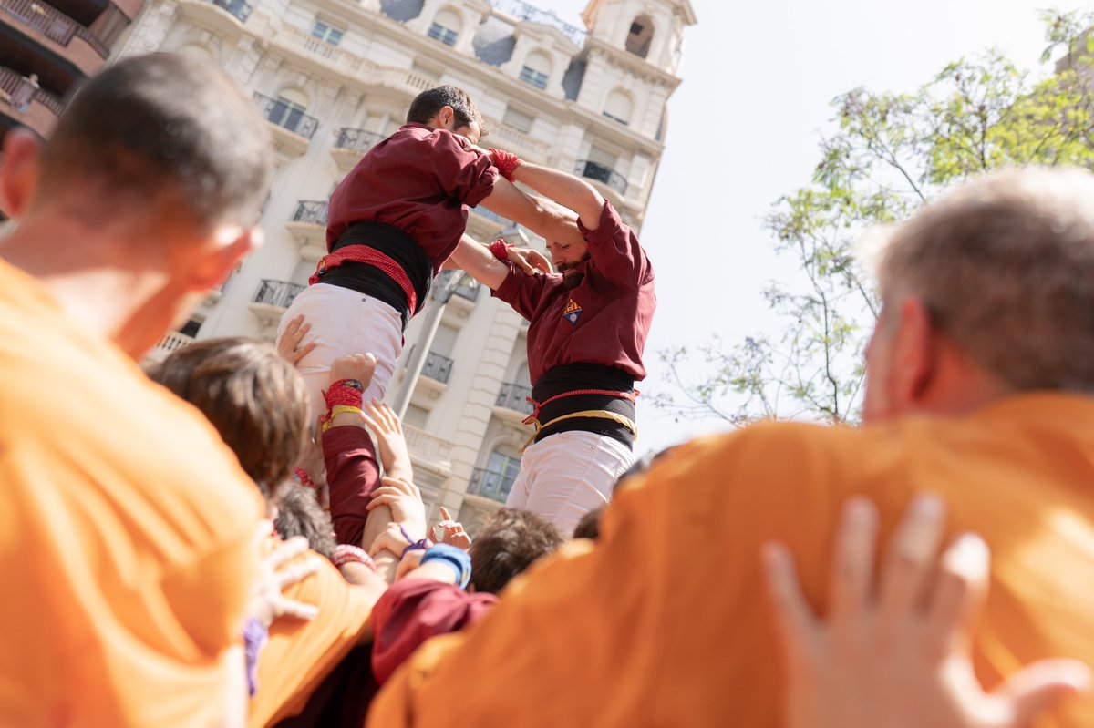 diarieljardi's tweet photo. FOTOGALERIA | La Diada Castellera a la plaça Bonanova marca l’inici d’actes de l’últim dia de Festa Major a Sant Gervasi #FMSantGervasi 📸 @festeve_work https://t.co/Q04Sju1ZyQ