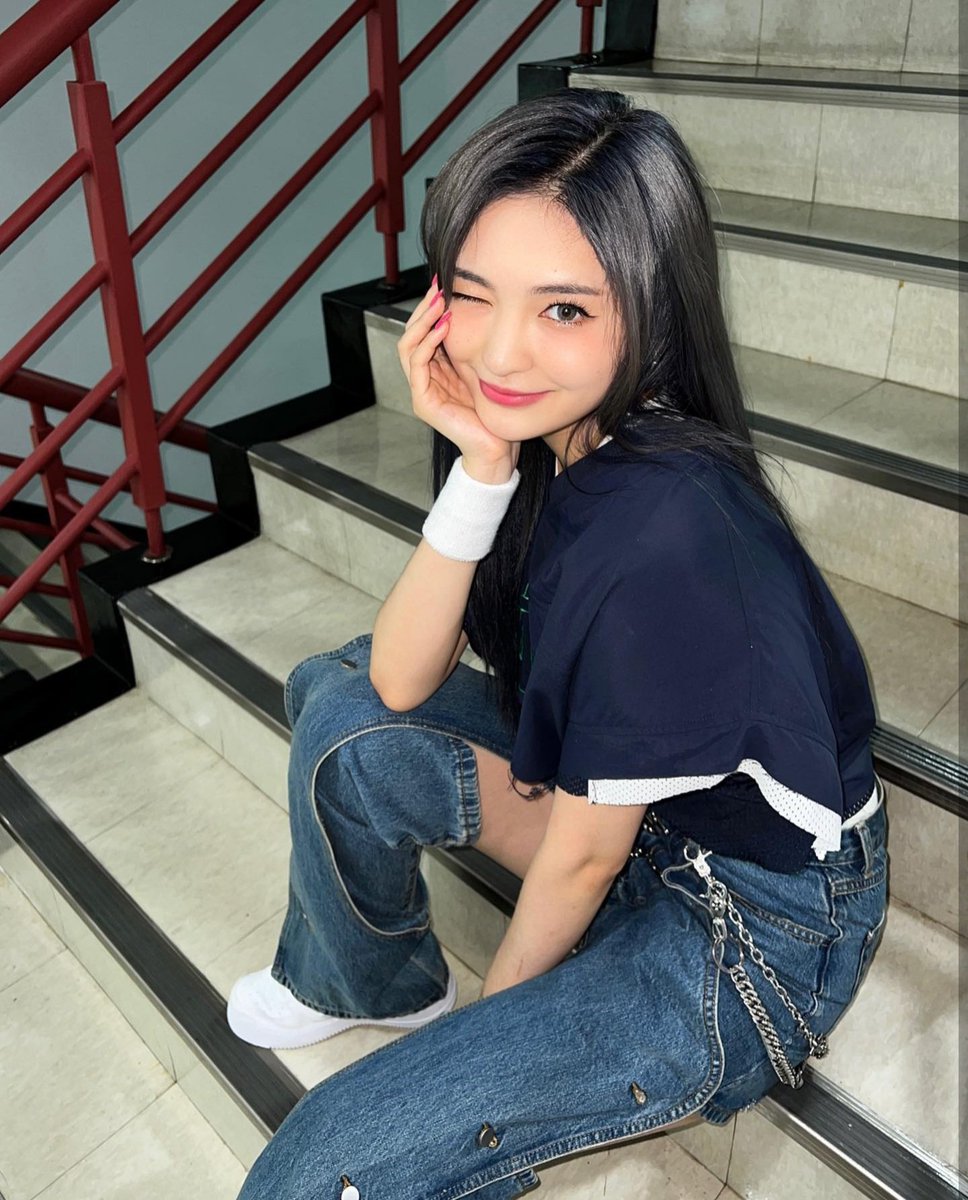KimChoyeonFR's tweet photo. [ Instagram ] 19.06.22

kimchoyeon.official | CHOYEON 

" Inkigayo💙 "

Bibii 🌈 

#bugAboo_공방공지 #inkigayo #CHOYEON #Rainboo https://t.co/rBd0Xctblt