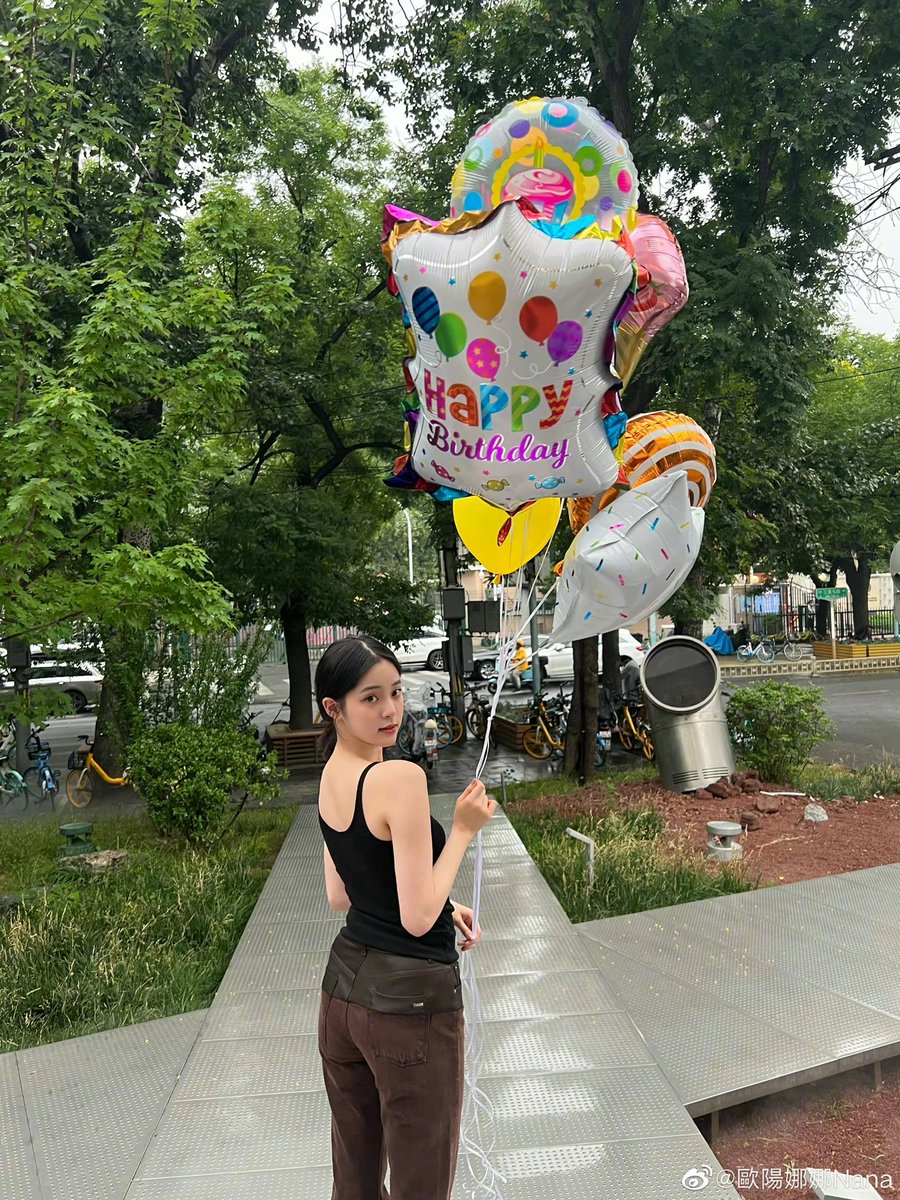 ouyanmg's tweet photo. Strolling down the street while putting the best smile I could have ever shown to the universe, everything became much better in every step I took. I’m 22 but it felt like time was turning back to the time when I was 12. This very moment, I hold it dear to my heart. 🤍🌼 https://t.co/8ATUU5Aa8j