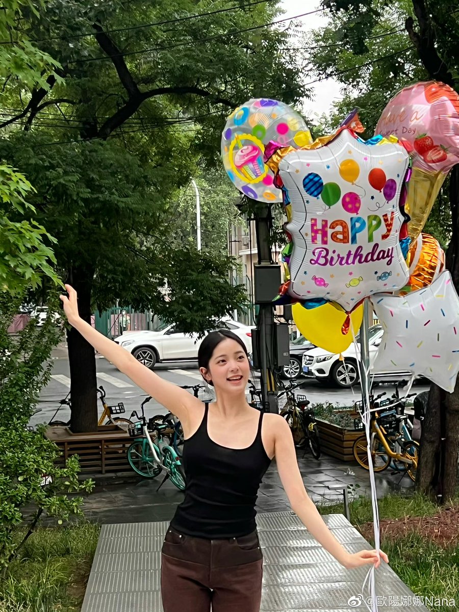 ouyanmg's tweet photo. Strolling down the street while putting the best smile I could have ever shown to the universe, everything became much better in every step I took. I’m 22 but it felt like time was turning back to the time when I was 12. This very moment, I hold it dear to my heart. 🤍🌼 https://t.co/8ATUU5Aa8j
