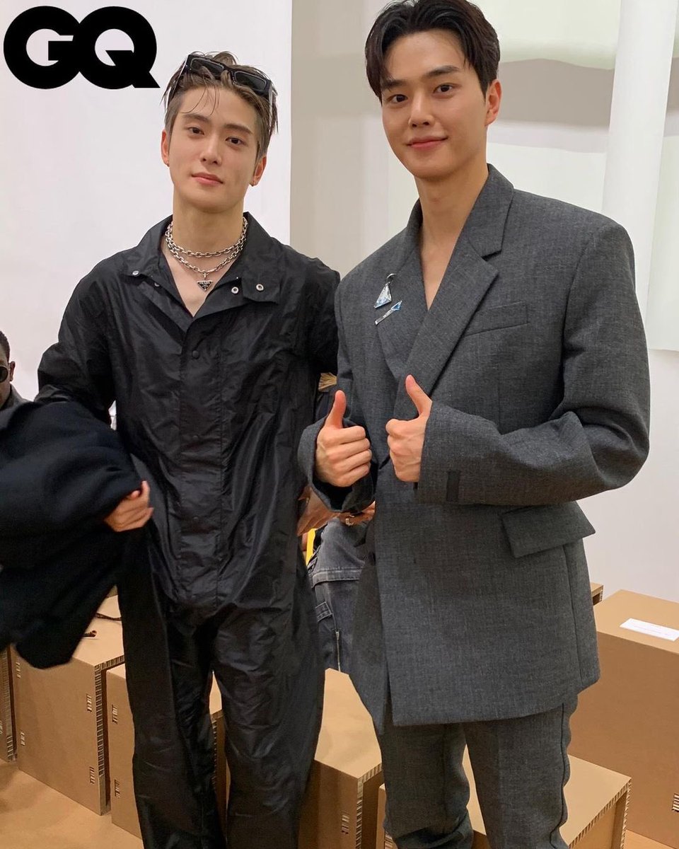 แว่นคืออีกหนึ่งพอยท์อะ เอาดีๆ 555555 เพราะลุคนี้ที่แจฮยอนใส่ไม่ได้เนี้ยบมาก ถ้าแต่งตัวแบบนี้ไปขี่มอไซค์ต่อคือชั้นเสียละ

Signor Jaehyun per Prada #PradaMFWxJAEHYUN #PradaSS23 #JAEHYUN