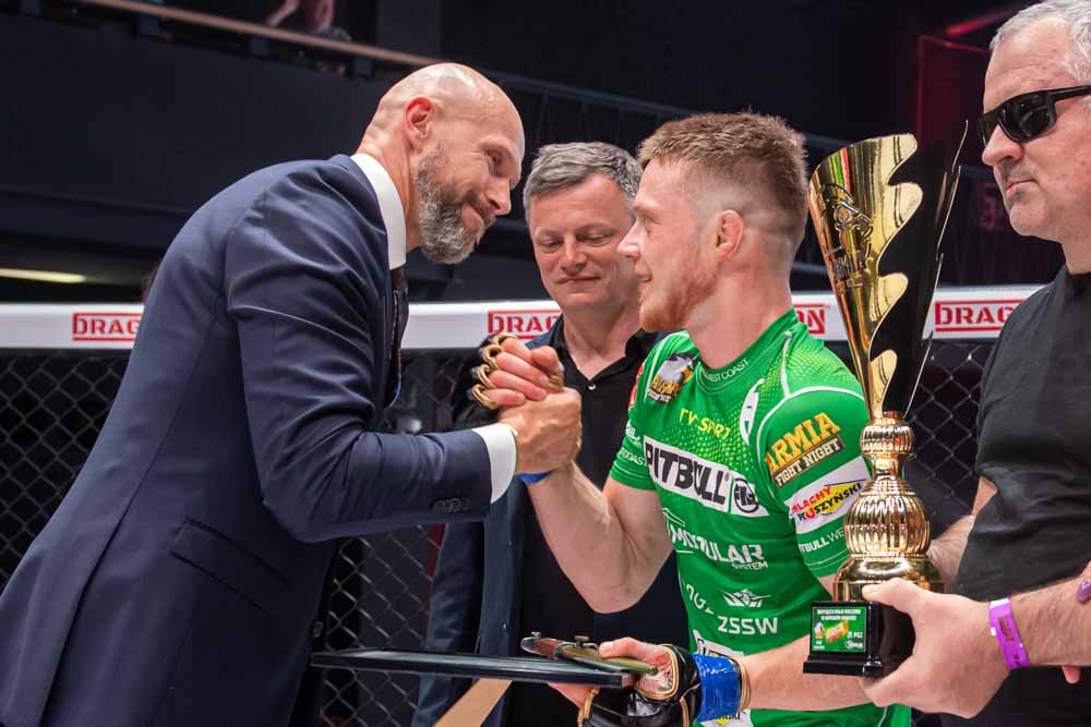 Za nami 13 gala #MMA <a href="/ArmiaFight/">Armia Fight Night</a> i wiele ciekawych pojedynków. Po zaciętej walce wieczoru Sylwester Miller🇵🇱 z <a href="/1WBPanc/">1. Warszawska Brygada Pancerna</a> musiał uznać wyższość Oleksieja Poliszczuka🇺🇦. Zwycięzca zdobył nie tylko szablę, ale też certyfikat zwycięzcy i bagnet ufundowane przez #PGZ - partnera gali.