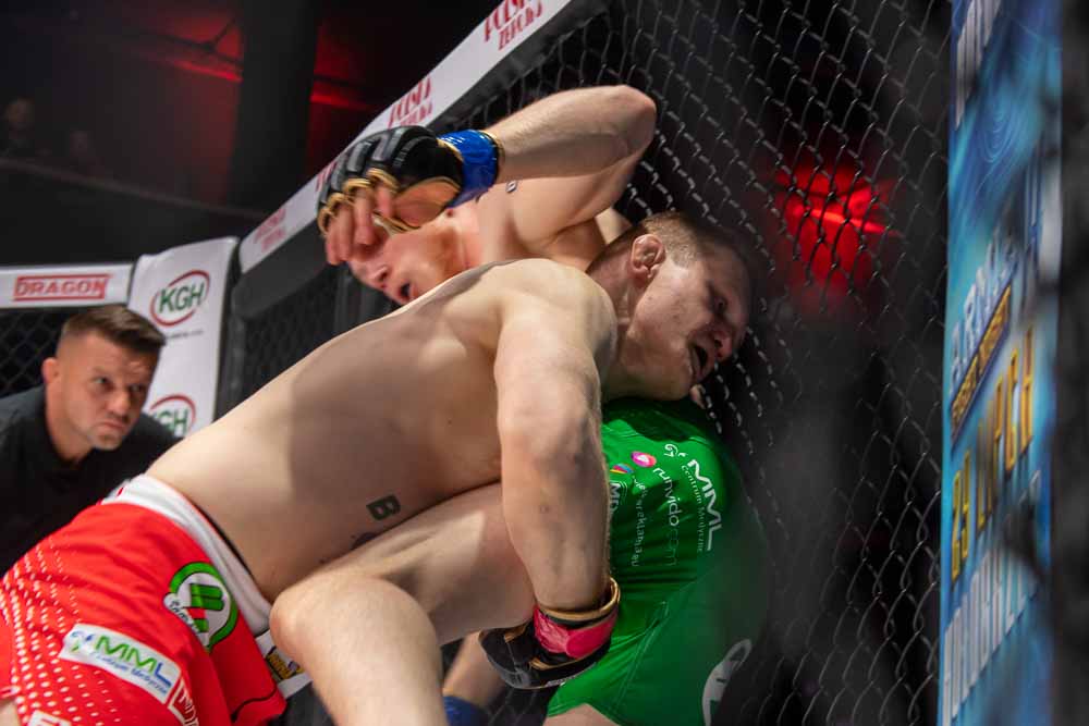 PGZ_pl's tweet photo. Za nami 13 gala #MMA @ArmiaFight i wiele ciekawych pojedynków. Po zaciętej walce wieczoru Sylwester Miller🇵🇱 z @1WBPanc musiał uznać wyższość Oleksieja Poliszczuka🇺🇦. Zwycięzca zdobył nie tylko szablę, ale też certyfikat zwycięzcy i bagnet ufundowane przez #PGZ - partnera gali. https://t.co/RQxcjIvU2N