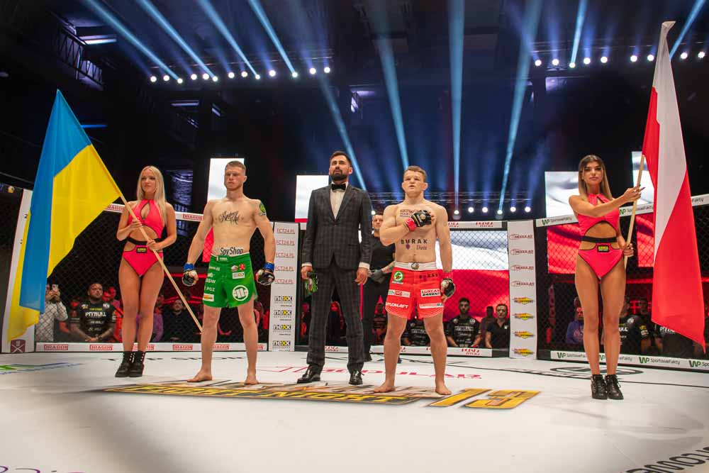 PGZ_pl's tweet photo. Za nami 13 gala #MMA @ArmiaFight i wiele ciekawych pojedynków. Po zaciętej walce wieczoru Sylwester Miller🇵🇱 z @1WBPanc musiał uznać wyższość Oleksieja Poliszczuka🇺🇦. Zwycięzca zdobył nie tylko szablę, ale też certyfikat zwycięzcy i bagnet ufundowane przez #PGZ - partnera gali. https://t.co/RQxcjIvU2N