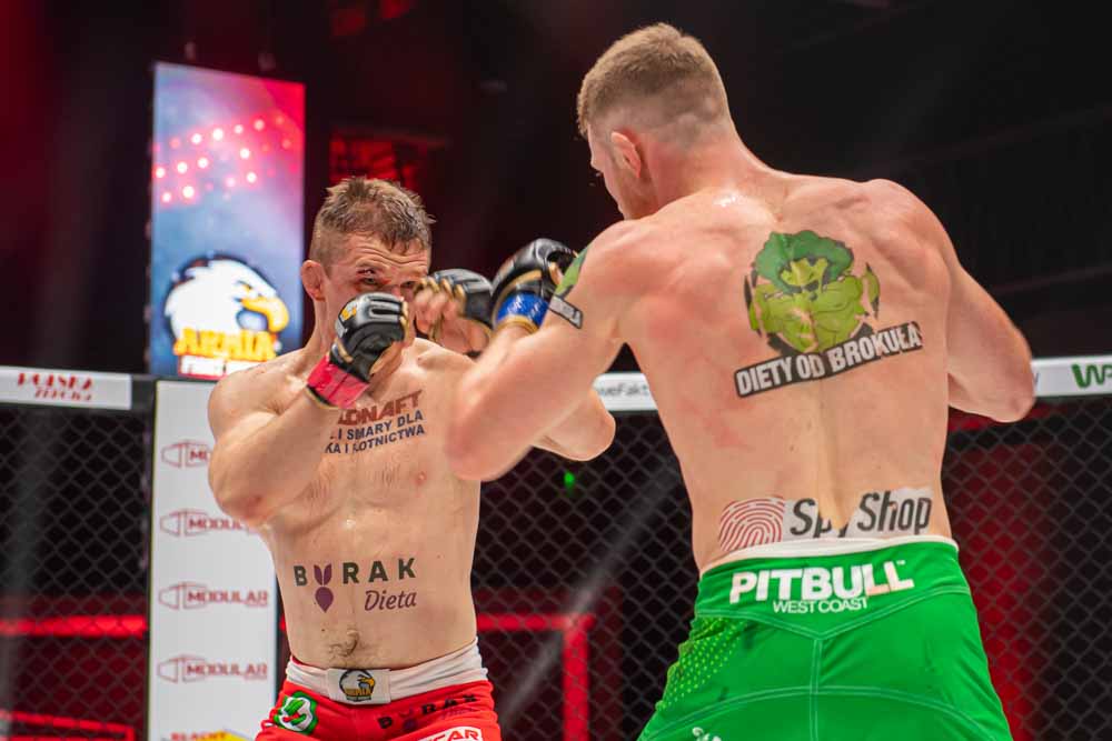 PGZ_pl's tweet photo. Za nami 13 gala #MMA @ArmiaFight i wiele ciekawych pojedynków. Po zaciętej walce wieczoru Sylwester Miller🇵🇱 z @1WBPanc musiał uznać wyższość Oleksieja Poliszczuka🇺🇦. Zwycięzca zdobył nie tylko szablę, ale też certyfikat zwycięzcy i bagnet ufundowane przez #PGZ - partnera gali. https://t.co/RQxcjIvU2N